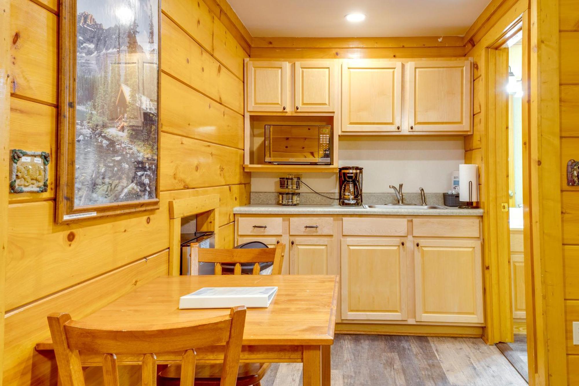 Pigeon Forge Resort Studio Cabin On Dollywood Ln! Exterior photo